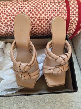 Saks Fifth Ave nude Knot Sandals sz 8